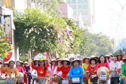 Khánh Hòa: Hơn 2.000 phụ nữ diễu hành tại Lễ hội 'Áo dài sắc màu của biển'
