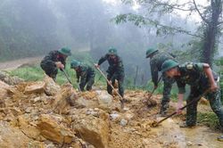 Cán bộ, chiến sỹ bộ đội Lào Cai giúp nhân dân khắc phục hậu quả mưa lũ