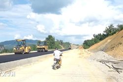 Cảnh b&aacute;o nguy hiểm khi tự &yacute; v&agrave;o c&ocirc;ng trường cao tốc Đồng Đăng-Tr&agrave; Lĩnh