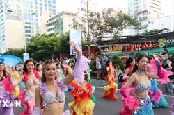 Rực rỡ sắc màu Carnival đường phố Festival Biển Khánh Hòa 2026