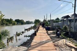 Bắc cầu tạm qua khu vực sạt lở bờ bắc kênh Đòn Dong (An Giang)