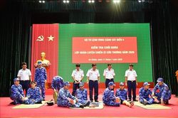 Bộ Tư lệnh V&ugrave;ng Cảnh s&aacute;t biển 4 huấn luyện chiến sĩ cứu thương