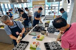 Xu hướng lạ ở Hàn Quốc: Đàn ông tuổi nghỉ hưu rủ nhau vào bếp