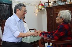 Lãnh đạo Thành phố Hồ Chí Minh thăm, tặng quà các gia đình chính sách tiêu biểu
