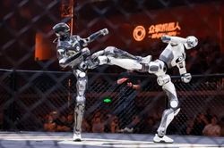 Robot dự giải đấu đối kháng đầu tiên: Bị đá văng đầu vẫn tiếp tục ra đòn