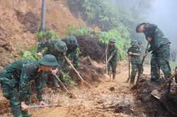 Bộ đội L&agrave;o Cai gi&uacute;p nh&acirc;n d&acirc;n khắc phục hậu quả mưa lũ