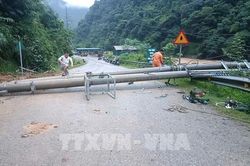 Khẩn trương khắc phục hậu quả mưa lũ, cấp điện trở lại cho người dân