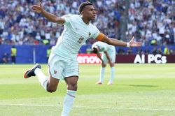 Mbappe vẫn chưa thua Messi