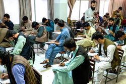 Nam sinh Afghanistan và nghịch lý ít được nói đến