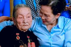 Chủ tịch Hội LHPN Việt Nam L&ecirc; Thị Thủy dự chương tr&igrave;nh 'Bữa cơm b&ecirc;n Mẹ'