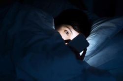Xài điện thoại trước giờ ngủ dễ bị đột quỵ?