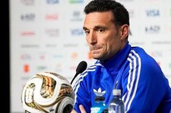 HLV Argentina Scaloni phàn nàn trước trận chung kết World Cup