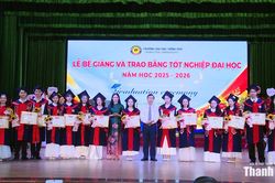 Nhiều sinh viên Trường Đại học Hồng Đức được khen thưởng tại Lễ trao bằng tốt nghiệp đại học năm 2026