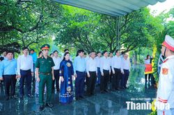 Đoàn đại biểu tỉnh Thanh Hóa dâng hương tưởng niệm Chủ tịch Hồ Chí Minh và các Anh hùng liệt sĩ tại tỉnh Điện Biên