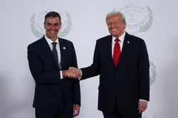Sân cỏ World Cup, bàn cờ ngoại giao: Sanchez tái ngộ Trump giữa bất đồng