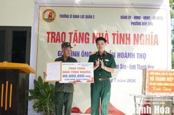 Trường Sĩ quan Lục quân 2 trao nhà tình nghĩa, nhà đại đoàn kết tại phường Bỉm Sơn