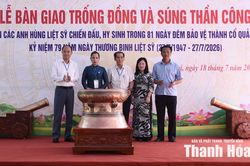 Hội Di sản Văn hóa và Cổ vật Thanh Hoa tặng trống đồng và súng thần công cho tỉnh Quảng Trị