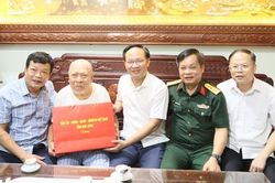 Phó Chủ tịch UBND tỉnh Phạm Văn Thịnh thăm, tặng quà người có công phường Phương Liễu