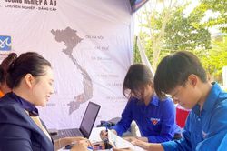 Xã Hòa Tiến tổ chức ngày hội tư vấn hướng nghiệp, đào tạo nghề và giới thiệu việc làm