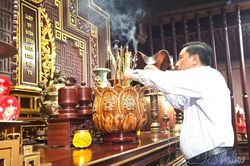 Đo&agrave;n c&ocirc;ng t&aacute;c Tỉnh ủy L&agrave;o Cai d&acirc;ng hương tưởng niệm c&aacute;c Anh h&ugrave;ng liệt sỹ tại Điện Bi&ecirc;n