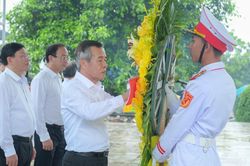 Đoàn đại biểu tỉnh Thanh Hóa dâng hương tại các nghĩa trang liệt sĩ
