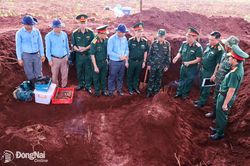 Thủ trưởng Quân khu 7 và Bộ Chỉ huy Quân sự thành phố thăm, động viên lực lượng tìm kiếm hài cốt liệt sĩ tại Đồng Nai