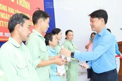 Li&ecirc;n đo&agrave;n Lao động tỉnh Kh&aacute;nh H&ograve;a tặng qu&agrave; tri &acirc;n người lao động trong khu, cụm c&ocirc;ng nghiệp