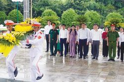 Ph&oacute; B&iacute; thư Thường trực Tỉnh ủy Ho&agrave;ng Giang d&acirc;ng hương, tưởng niệm c&aacute;c anh h&ugrave;ng, liệt sĩ tại tỉnh Điện Bi&ecirc;n