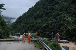 Điện lực Nghĩa Lộ xuyên đêm khắc phục sự cố do mưa lũ
