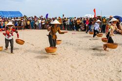 Văn hóa dân gian được thực hành trong từng lễ hội