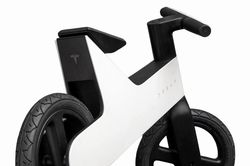 Xe thăng bằng Tesla cho trẻ em: Chiến lược xây dựng thương hiệu từ mức giá 225 USD