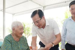Chủ tịch UBND tỉnh Lâm Đồng Hồ Văn Mười thăm, tặng quà các Mẹ Việt Nam Anh hùng và thương binh