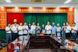 Đồng chí Phó Chủ tịch Quốc hội Nguyễn Thị Thanh tặng quà cho các gia đình chính sách trên địa bàn.