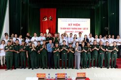 Đại tướng Phan Văn Giang, Ủy vi&ecirc;n Bộ Ch&iacute;nh trị, Ph&oacute; Thủ tướng Ch&iacute;nh phủ, Bộ trưởng Bộ Quốc ph&ograve;ng thăm, tặng qu&agrave; tại Cơ sở Điều dưỡng thương binh Nho Quan