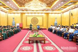 Đại tướng Phan Văn Giang, Ủy viên Bộ Chính trị, Phó Thủ tướng Chính phủ, Bộ trưởng Bộ Quốc phòng làm việc với lãnh đạo tỉnh Ninh Bình