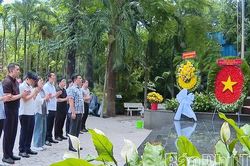 Đoàn đại biểu tỉnh Phú Thọ dâng hương tưởng niệm Anh hùng liệt sĩ tại công viên Lê Thị Riêng