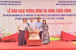 Bàn giao trống đồng, súng thần công do Hội Di sản văn hóa và cổ vật Thanh Hoa trao tặng