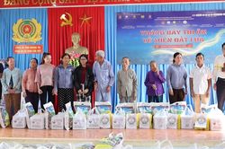 Chương trình 'Tháng bảy tri ân-Về miền đất lửa'
