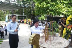 Đo&agrave;n c&ocirc;ng t&aacute;c tỉnh Th&aacute;i Nguy&ecirc;n d&acirc;ng hương tri &acirc;n c&aacute;c anh h&ugrave;ng liệt sĩ tại tỉnh Quảng Trị