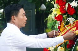 Lãnh đạo Quốc hội dâng hương tưởng niệm các anh hùng liệt sĩ tại tỉnh Quảng Trị