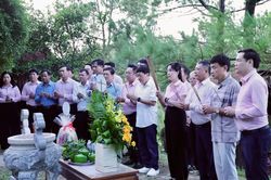 Đoàn đại biểu Ngân hàng Chính sách xã hội tri ân các anh hùng liệt sĩ tại tỉnh Quảng Trị