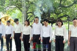 Dâng hương tưởng niệm các Anh hùng liệt sĩ tại tỉnh Điện Biên