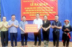 Cơ quan Ủy ban Kiểm tra Tỉnh ủy ra quân xây dựng công trình giao thông nông thôn mới và tặng quà các gia đình chính sách