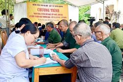 Khám sức khỏe, tặng quà tri ân người có công tại xã Vị Xuyên
