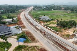 Đẩy nhanh tiến độ thi c&ocirc;ng tuyến đường kết nối Khu Li&ecirc;n hợp thể thao tỉnh Th&aacute;i Nguy&ecirc;n