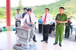 Dâng hương tưởng niệm tại Nghĩa trang liệt sĩ Tiểu khu 67 - Rào Trăng