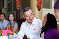 Bộ trưởng Ngô Văn Tuấn và Đoàn đại biểu Quốc hội tỉnh Quảng Ninh thăm, tặng quà gia đình người có công với cách mạng