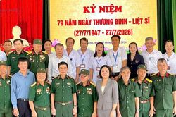 Ph&oacute; Thủ tướng Phan Văn Giang v&agrave; Ph&oacute; Chủ tịch Quốc hội Nguyễn Thị Thanh thăm, tặng qu&agrave; tại Cơ sở Điều dưỡng thương binh Nho Quan