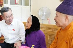 Đoàn ĐBQH tỉnh Quảng Ninh thăm, tặng quà người có công tại phường Việt Hưng, Bãi Cháy