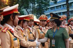Câu lạc bộ tiếng Anh đặc biệt của một nữ tướng công an